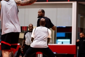 没有捷径！火箭晒训练照：杜兰特单打 申京打磨低位技术