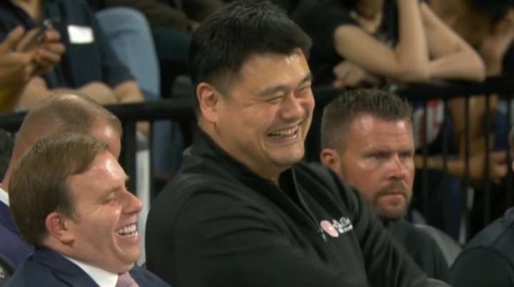 独行侠老板在一旁😄女兆日月现场观战NBA中国赛 笑出经典表情包