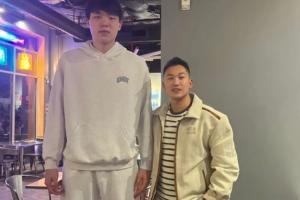 整顿小烧烤!球迷偶遇杨瀚森携女友&翻译&经纪人外出吃烧烤 整顿小烧烤!球迷偶遇杨瀚森携女友&翻译&经纪人外出吃烧烤