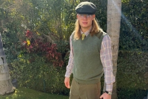 英伦绅士范!哈兰德社媒晒穿搭照片:绿色帽子+马甲 英伦绅士范!哈兰德社媒晒穿搭照片:绿色帽子+马甲