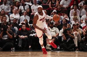 遭右膝挫伤！斯波：没让阿德巴约回归比赛是出于预防措施