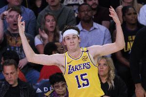 继续高效表现！里夫斯上半场10投6中砍下18分 正负值+9