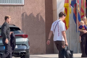 续约在即!德容抵达巴萨总部,准备正式签署新合同 续约在即!德容抵达巴萨总部,准备正式签署新合同