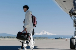 开拓者前往犹他客场登机照 杨瀚森依然背着粉色小书包