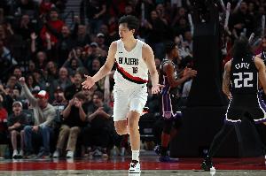 裁判搞什么☹☹☹杨瀚森末节51秒内被吹两次犯规 光速六犯离场 裁判搞什么☹☹☹杨瀚森末节51秒内被吹两次犯规 光速六犯离场