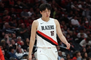 媒体人:不能理解为小杨被打哭了 他只是为自己的表现懊恼 媒体人:不能理解为小杨被打哭了 他只是为自己的表现懊恼