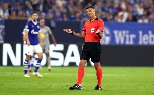 吉尔-曼萨诺执法巴萨44场比赛，共向巴萨出示了12张红牌