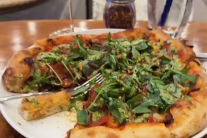 犒劳自己！詹姆斯自拍在家享用晚餐：香菜披萨+一杯红酒