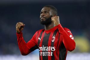 记者：米兰正在和托莫里谈续约，球员希望留队目前谈判氛围很好