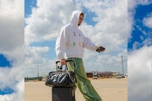 火箭众将登机帅照:杜兰特头戴绿色小帽 申京连帽T恤可爱风 火箭众将登机帅照:杜兰特头戴绿色小帽 申京连帽T恤可爱风