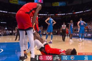 第一场强度就这么大🤯阿门防守后直接抽筋了 在场边拉伸放松 第一场强度就这么大🤯阿门防守后直接抽筋了 在场边拉伸放松