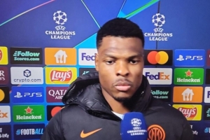 邓弗里斯:我刚刚拿着冰袋?只是预防措施,比赛太多了 邓弗里斯:我刚刚拿着冰袋?只是预防措施,比赛太多了