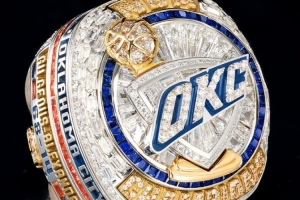 这得值不少钱吧💍雷霆总冠军戒指介绍视频：外观炫酷 内藏玄机