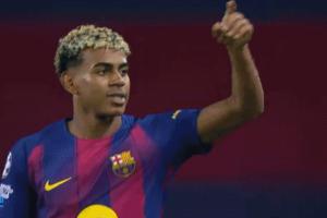 女友现场观战！亚马尔点射破门后，向看台做出飞吻庆祝