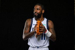 詹姆斯谈独行侠:最重要的是欧文的健康 他们拥有一些阵容深度 詹姆斯谈独行侠:最重要的是欧文的健康 他们拥有一些阵容深度