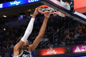 夏天苦练成果!文班完爆浓眉+莱夫利双塔 29分钟狂砍40分15板3帽 夏天苦练成果!文班完爆浓眉+莱夫利双塔 29分钟狂砍40分15板3帽