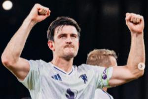 声援!洛夫伦回复罗马诺为马奎尔所撰长文:作为军迷,马奎好样的 声援!洛夫伦回复罗马诺为马奎尔所撰长文:作为军迷,马奎好样的