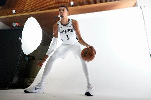 文班：我放弃了1个闭眼都能进的球 但助队友进1个睡着都能进的球