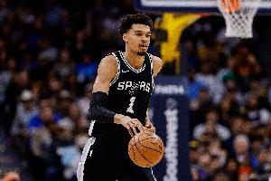 媒体人:文班持球像超超超大杜兰特 浓眉&莱夫利在面前显得都小了 媒体人:文班持球像超超超大杜兰特 浓眉&莱夫利在面前显得都小了