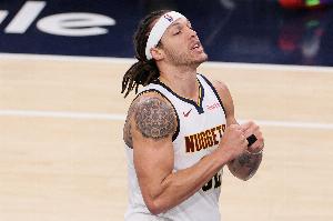 吕奉先！戈登超级慢三步碾着三人防守强硬2+1打进拿下个人第48分