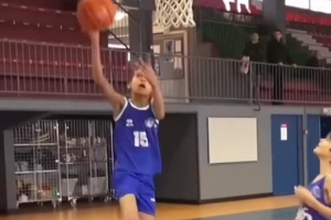 萌萌哒！文班亚马小时候打球的画面 小时候四肢就修长无比