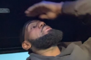 詹姆斯晒车内摇头晃脑听歌自嗨：今早的心情！