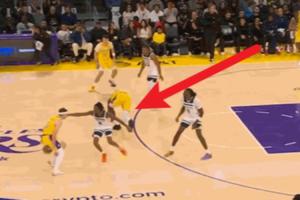 不是哥们？艾顿弧顶做掩护被里德轻推一下差点趴到地上😅