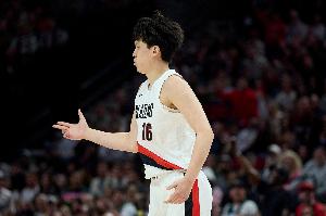 杨瀚森谈防库里：站位没选好 教练组要求我先罩一步再往回跑