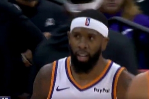 20分算个X啊!罗伊斯-奥尼尔连中两记三分 太阳追到仅差1分! 20分算个X啊!罗伊斯-奥尼尔连中两记三分 太阳追到仅差1分!