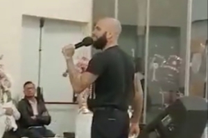 西媒:阿尔维斯近来成为了一名传教士,此前他因性侵指控入狱 西媒:阿尔维斯近来成为了一名传教士,此前他因性侵指控入狱