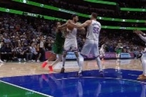 关键判罚!华盛顿抢球霍姆格伦出界 独行侠挑战失败 关键判罚!华盛顿抢球霍姆格伦出界 独行侠挑战失败