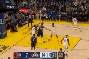 老将还是稳!巴图姆换下博格丹 上来三分就进 老将还是稳!巴图姆换下博格丹 上来三分就进