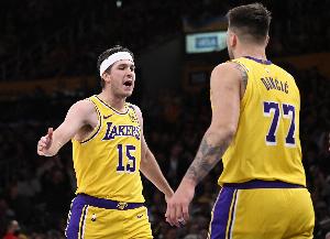 里夫斯压哨绝杀球进灯亮！东契奇发推：GOAT🐐