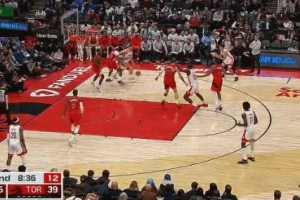 真成熟了!申京遭包夹不慌不忙 转身助攻卡佩拉空切双手暴扣! 真成熟了!申京遭包夹不慌不忙 转身助攻卡佩拉空切双手暴扣!