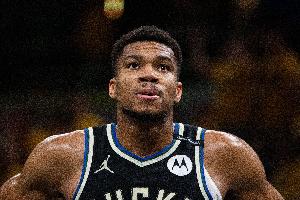 曾令旭:雄鹿真正做到了一凿四射 即使字母不在其他人也该扔就扔 曾令旭:雄鹿真正做到了一凿四射 即使字母不在其他人也该扔就扔