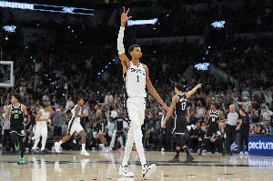 🤯这让人咋玩！文班防守左手摘帽+快攻一条龙上篮打板上进！