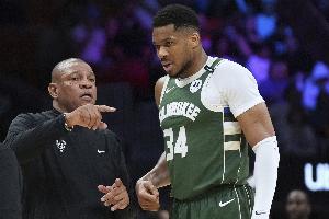 记者谈无字鹿赢球:意义重大的胜利 这说明雄鹿的实力不可小觑 记者谈无字鹿赢球:意义重大的胜利 这说明雄鹿的实力不可小觑