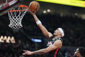 防守靠谱!卡马拉12中5拿到14分2板3助2断2帽 末节送关键大帽 防守靠谱!卡马拉12中5拿到14分2板3助2断2帽 末节送关键大帽