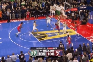 很关键!马克西突破抛投不中 76人错失反超机会 很关键!马克西突破抛投不中 76人错失反超机会