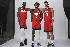 记者:火箭以匪夷所思的准头投进着三分球 要做好回调准备 记者:火箭以匪夷所思的准头投进着三分球 要做好回调准备