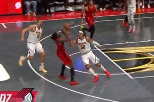 拓掘裁判报告:无错漏判!卡马拉约基奇争球没问题 戈登打手无疑 拓掘裁判报告:无错漏判!卡马拉约基奇争球没问题 戈登打手无疑