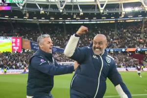 不容易！取得上任后首胜，努诺场边与教练组激动相拥