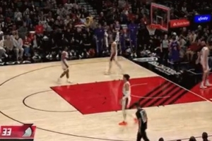 时间刚刚好！斯玛特反击不中 克内克特起飞压哨补篮得手