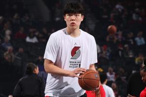 😦只能坐第二排观战了！杨瀚森未出战 连续第二场被DNP！