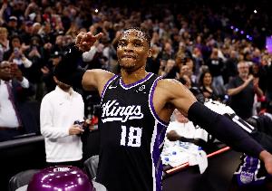 夏天等机会的感觉如何？威少：很好 我陪着孩子和家人到处旅行