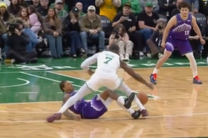 布朗被滑铲不犯规？主裁：两人接触前都滑倒了 所以没有吹罚犯规