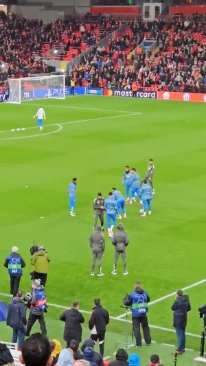 故人相见🤫阿诺德在热身时被安菲尔德球迷报以嘘声