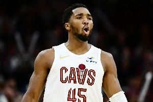 46分！米切尔谈爆发原因：打2K26被小孩垃圾话刺激到 说我过气了