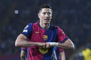 记者：莱万在等待巴萨的决定，再决定下个赛季的计划