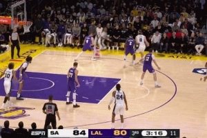 高质量掩护！奥利尼克1挡2 卡斯尔空位三分洞穿篮心